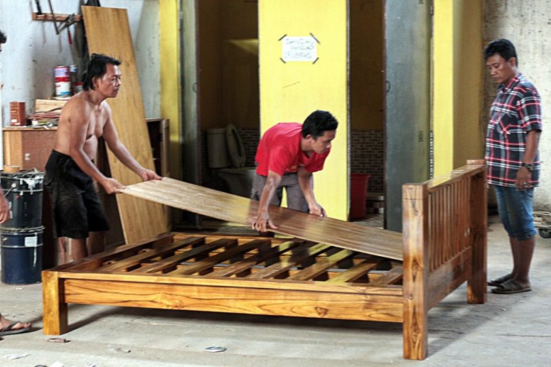 Wood furniture maker